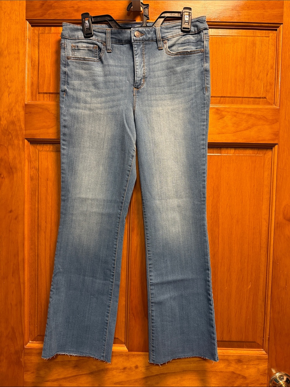 Light Wash Women’s Flare Jeans – Classic Casual Style